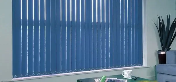 Cortinas verticales azules en un living